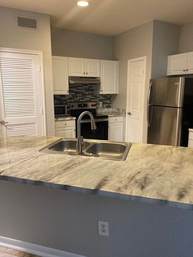 Building Photo - 860 N Orange Ave