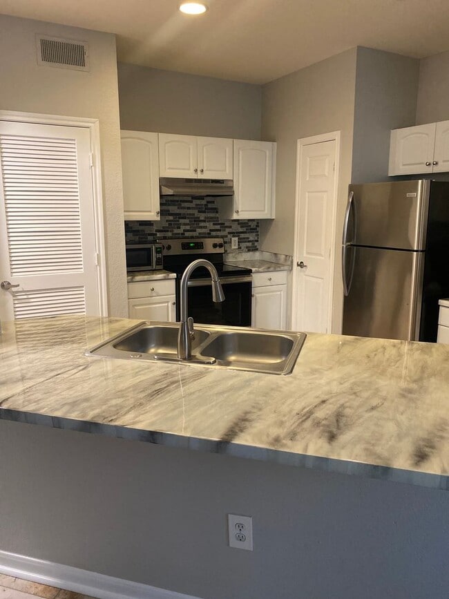 Large Downtown 1 bedroom with Pool View! - Large Downtown 1 bedroom with Pool View! Apartment