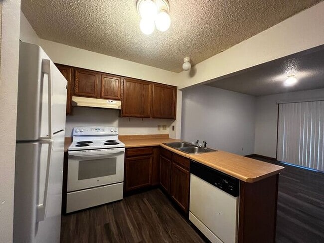 Building Photo - $1,095 | 2 Bedroom, 1 Bathroom Condo | No Pets | Sublease* | Available for October 1st, 2026 Move...