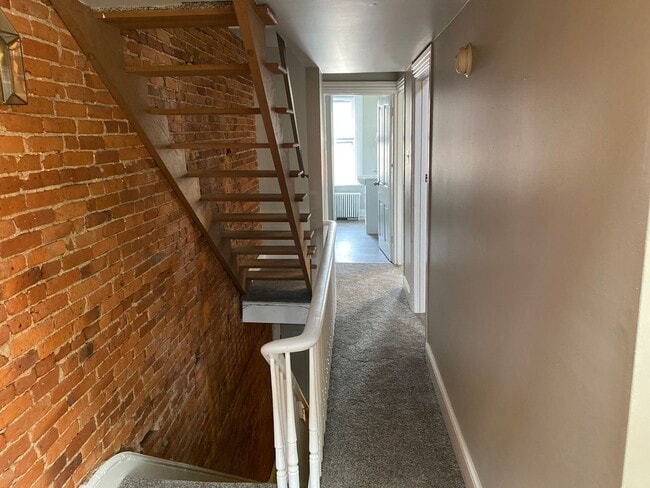 Building Photo - 612 E Chestnut St