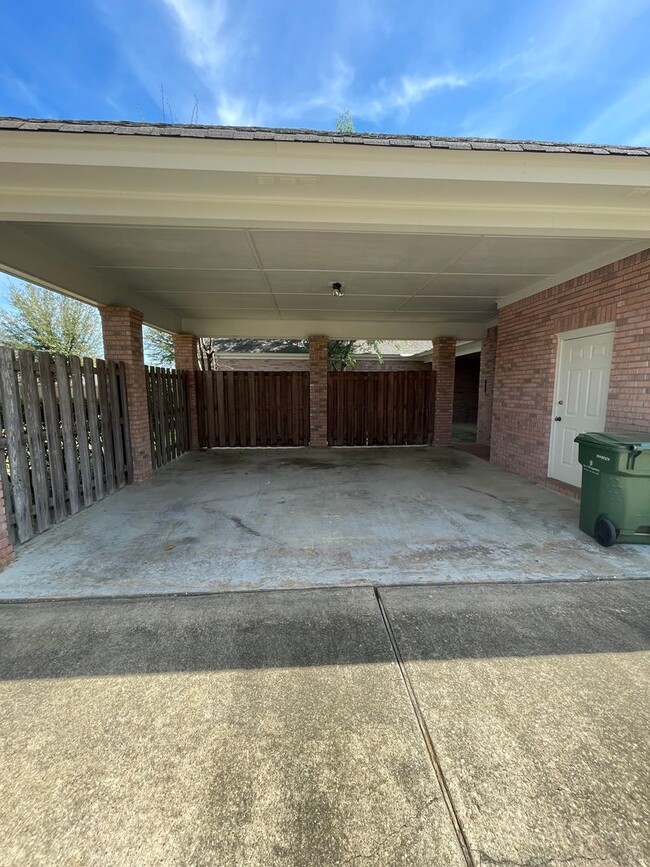 Foto del edificio - ** 4 bed 2.5 bath located in Sturbridge in...
