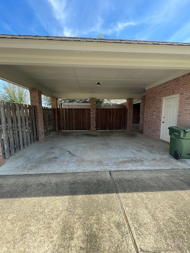 Foto del edificio - ** 4 bed 2.5 bath located in Sturbridge includes monthly pool service and chemicals ** Call 334-3...