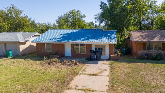 Foto del edificio - Charming 4-Bedroom Home with Convenient Lo...