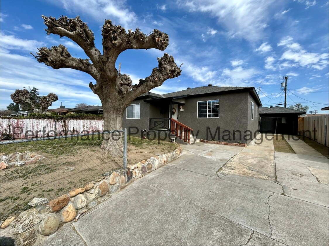 Foto principal - Charming 2 Bed/1 Bath N Bakersfield Home w...