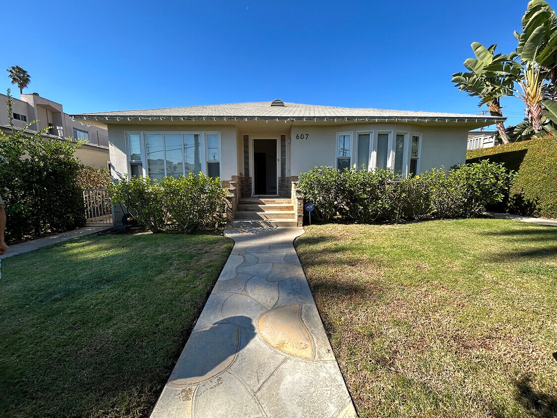 607 N Doheny Dr Unit Apartment C, Beverly Hills, CA 90210 Apartments