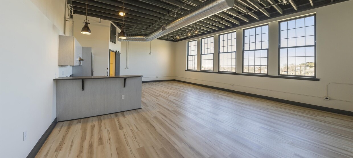 Primary Photo - 210 East St