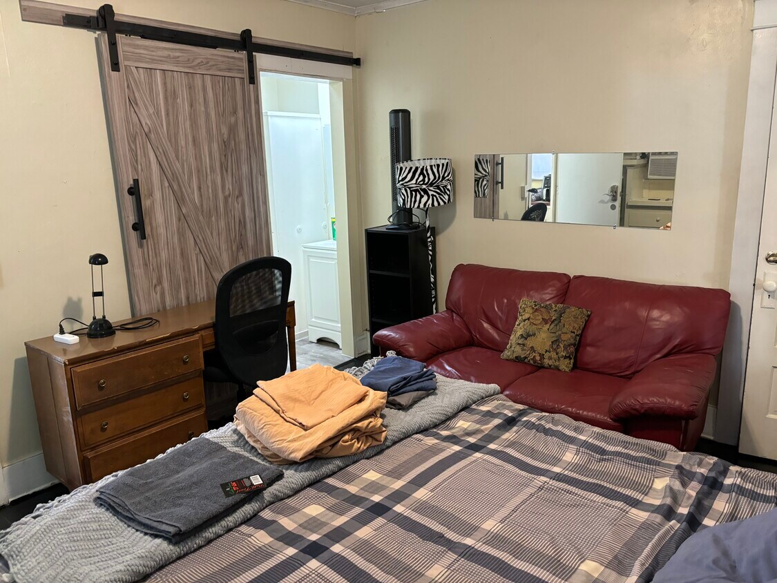 Foto principal - 1157 W 30th St