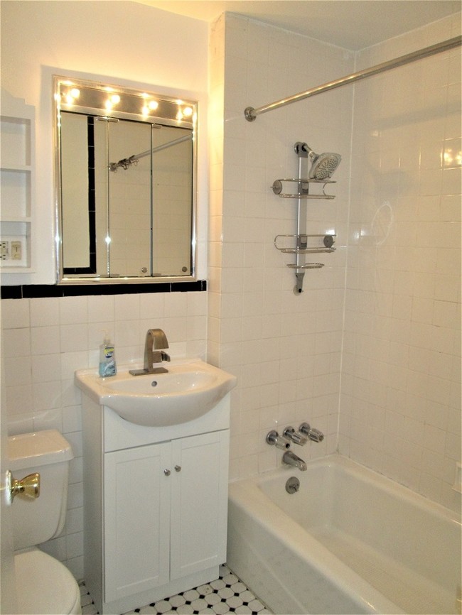 Building Photo - 40 E 65th St