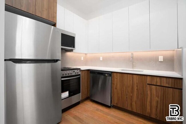 Foto del edificio - 3 bedroom in Brooklyn NY 11206