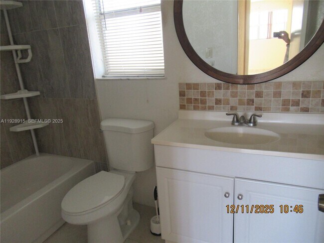 Foto del edificio - 8285 Sunrise Lakes Blvd