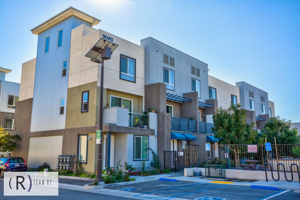 Foto principal - TRI-LEVEL TOWNHOME IN ELEMENTS OF ROSEMEAD!