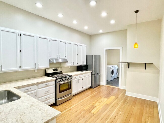 Foto del edificio - 2 WEEKS FREE! 3BR/2BA Renovated Victorian ...