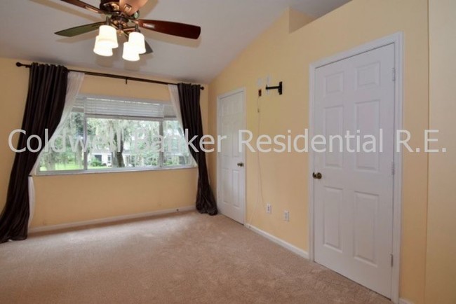 Building Photo - Beautiful Townhome in Gated Community