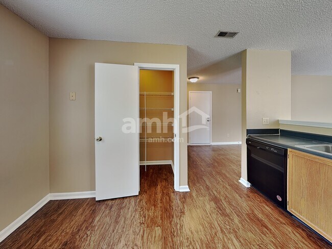 Foto del edificio - 7588 Hollow Reed Ct