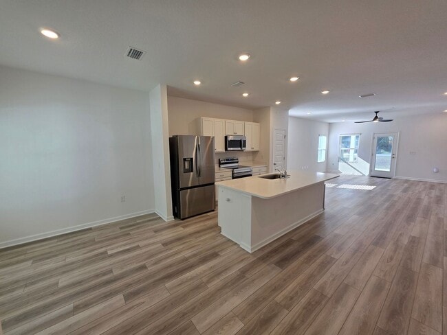 Building Photo - 3BR/2BA home with internet included