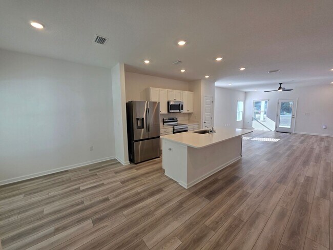 Foto del edificio - 3BR/2BA home with internet included