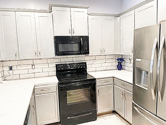 Foto del edificio - Spacious 4BR/2.5BA Townhome in Morrow, GA