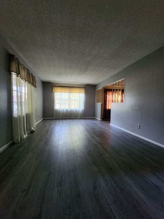 Building Photo - PINEWOOD LAKES