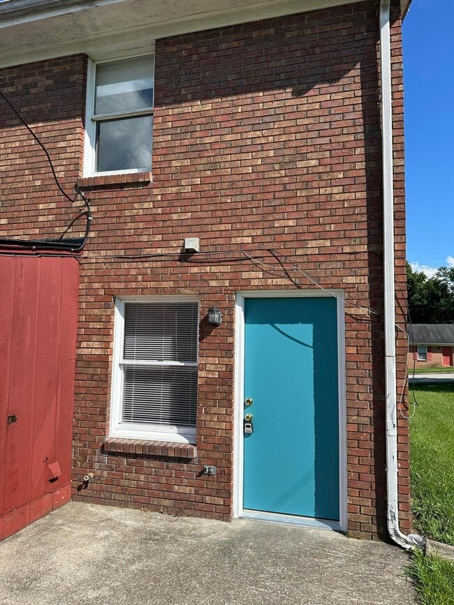 Building Photo - 165 Landings Dr