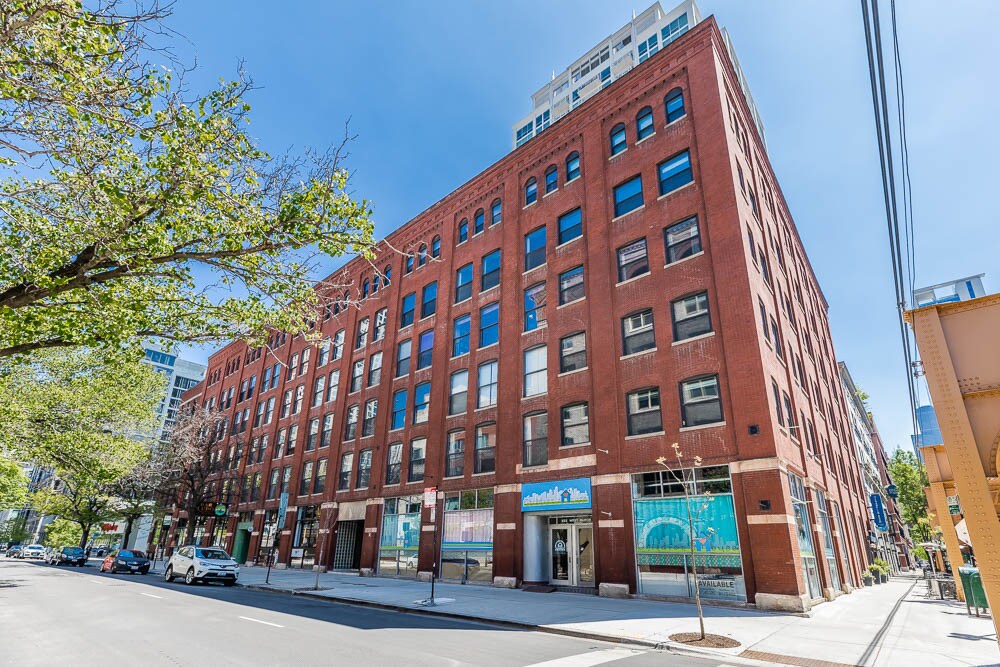 Primary Photo - 225 W Huron St