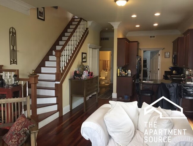 Building Photo - 924 W Cornelia Ave