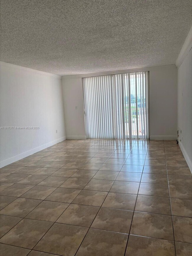 Foto del edificio - 7010 NW 186th St