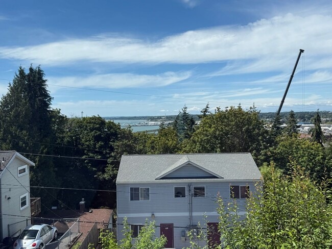 Building Photo - 3 & 4 Bedroom Units Just Steps from WWU