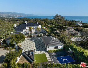 Building Photo - 7052 Dume Dr