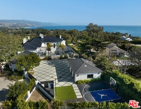 Building Photo - 7052 Dume Dr