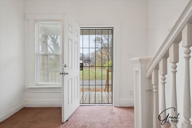 Building Photo - $1200 3 bedrooms