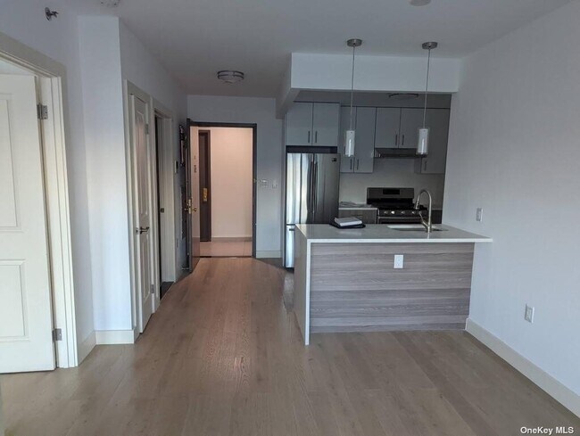 Foto del edificio - 62-98-98 Woodhaven Blvd