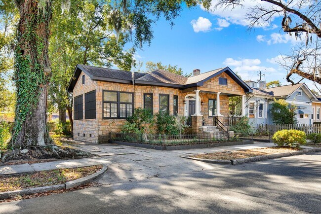 Building Photo - Thomas Square Home