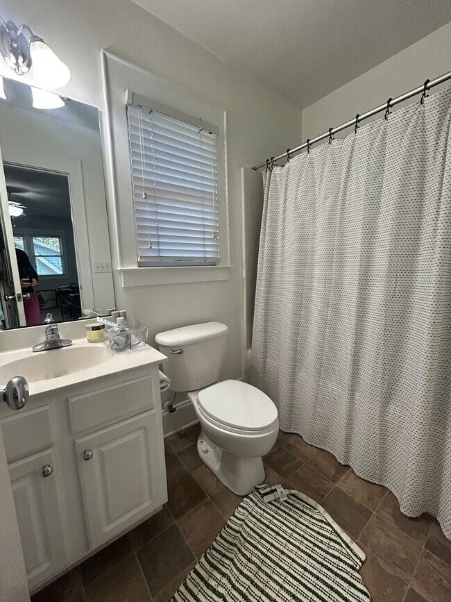 Building Photo - Beautiful 1 bed/1 bath near Duke utilities included and off street parking!