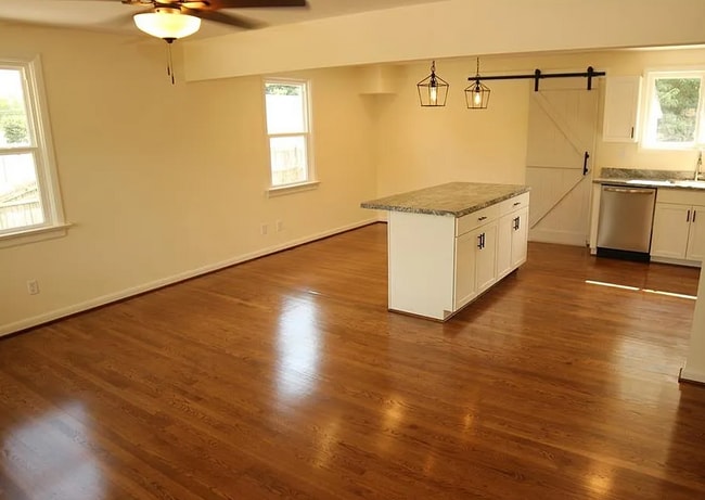 Building Photo - 7966 Kenmore Dr