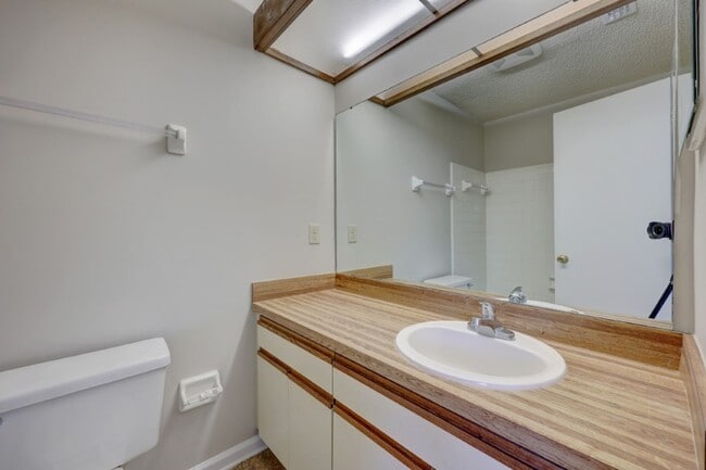 Foto del edificio - 3801 Crown Point Rd