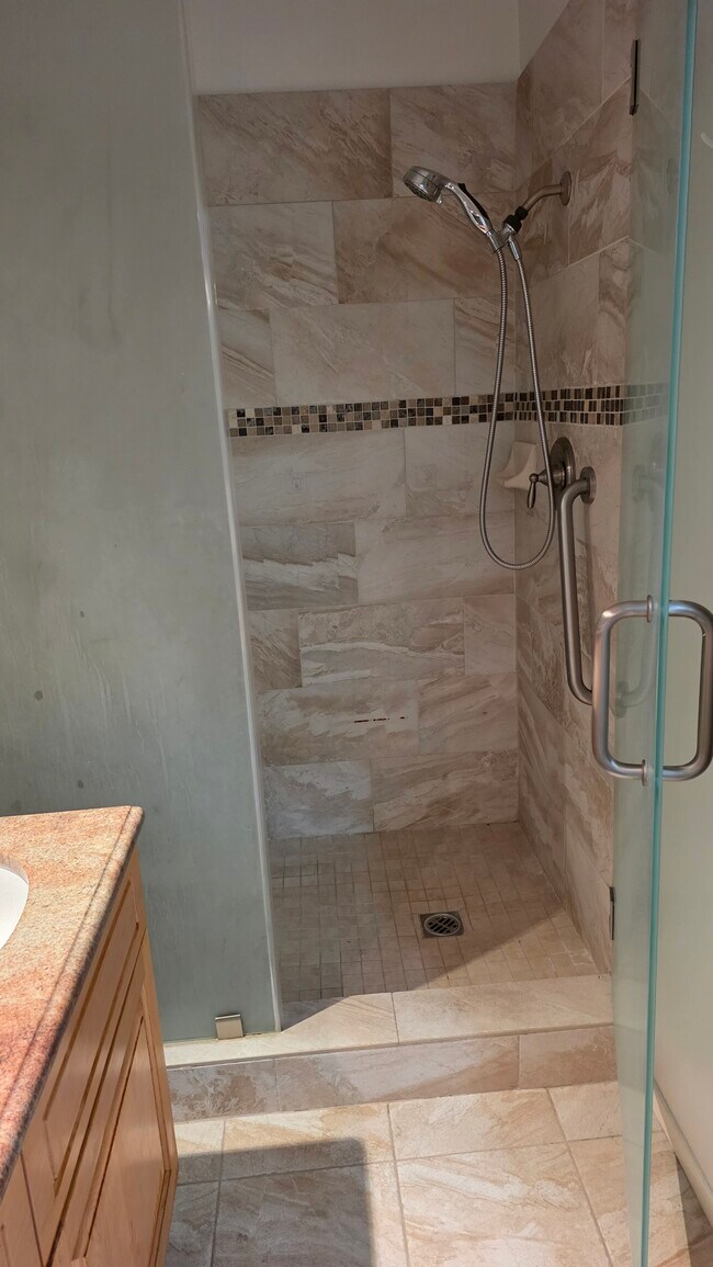 ducha para invitados - 12830 Burbank Blvd