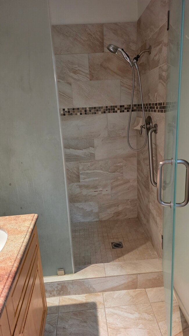 Guest shower - 12830 Burbank Blvd