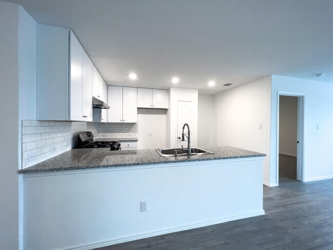 Foto del edificio - 5940 Sunset Song Ln