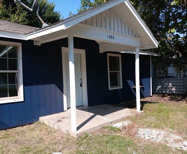 Building Photo - Charming 2 Bedroom Rent to Own Home!!