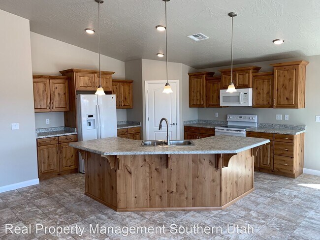Foto del edificio - 4 br, 3 bath House - 1012 East 4090 South