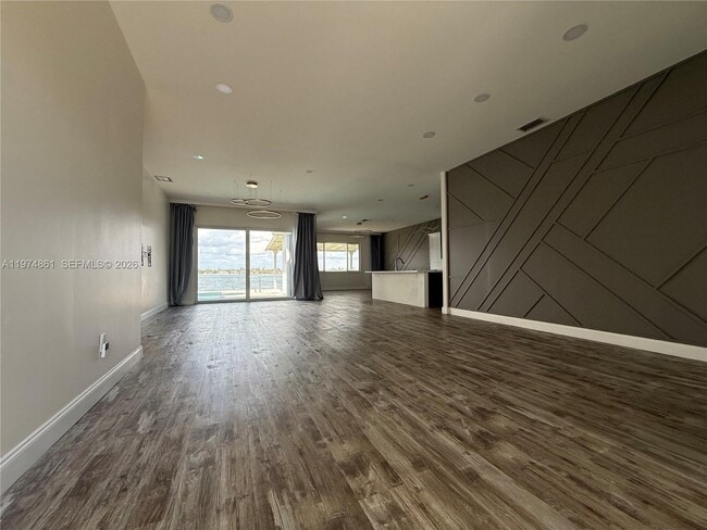 Foto del edificio - 18335 NW 12th St