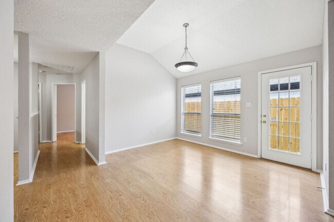 Foto del edificio - Welcome Home to Winding Creek !