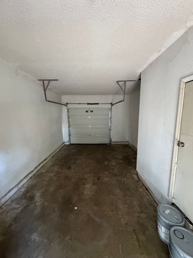 Building Photo - NEWLY RENOVATED 3 BEDROOM HOME