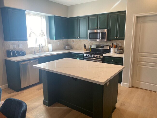 Foto del edificio - COMING SOON! Spacious 4-Bedroom Townhome w...