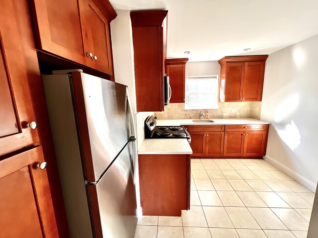 Kitchen - 121 Glenwood Rd