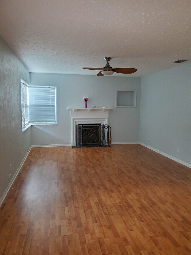 Foto del edificio - Walk to Lake Hollingsworth...Available Now