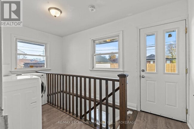 Building Photo - 14 Westmount Ave