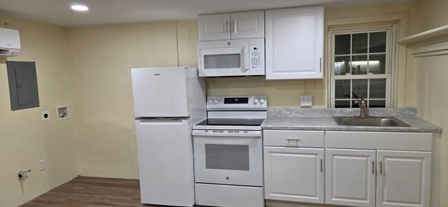 Building Photo - 335 N Main St