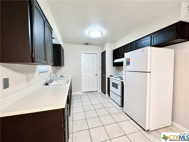 Building Photo - 947 Spring Hill Dr