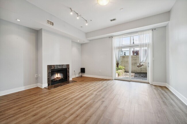 Foto del edificio - Available Now! 1 Bedroom + Den In Adams Morgan/ Dupont/ U Street